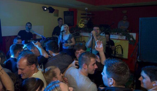 Foto: Alen Vitasović i Replay Band u subotu napunili La Kabanu