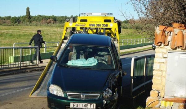 Hondom se zabila u zidanu kućicu pa završila u pulskoj bolnici