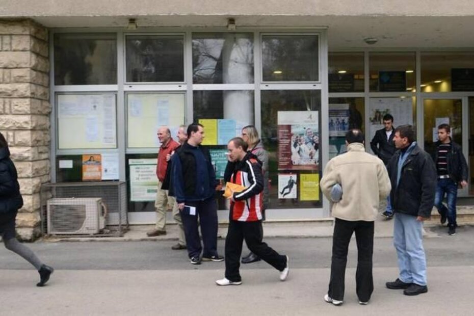 Gužva pred Zavodom za zapošljavanje