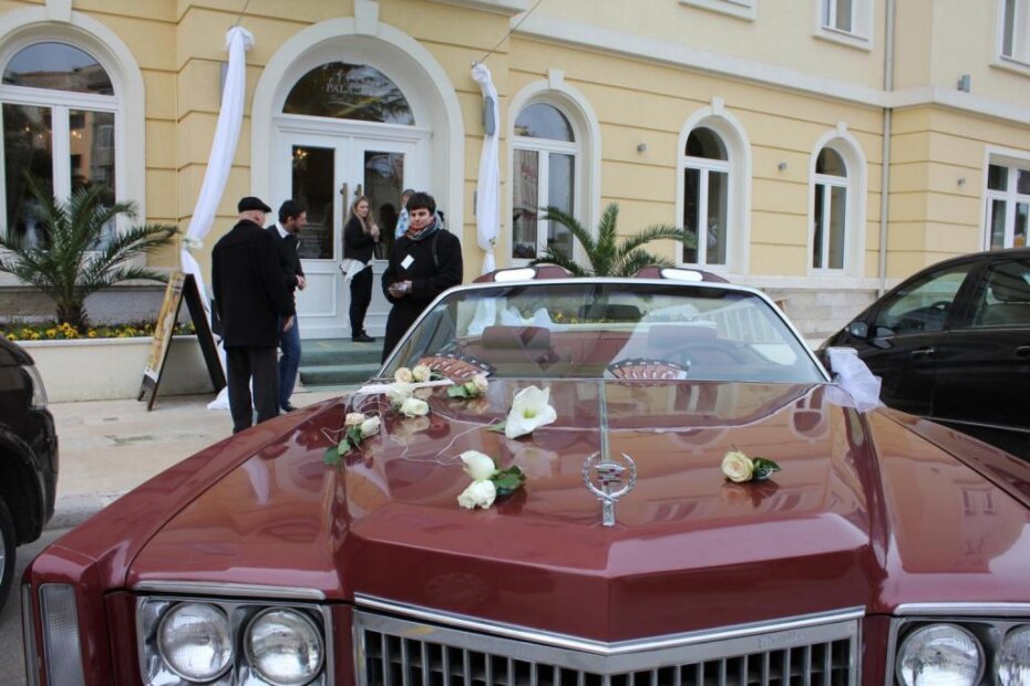 Na ulazu u svadbeno predvorje hotela Palazzo dočeka vas crveni cadillac