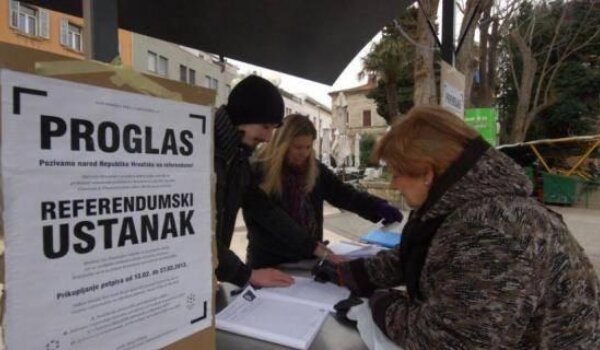 Referendumski ustanak: Počelo potpisivanje