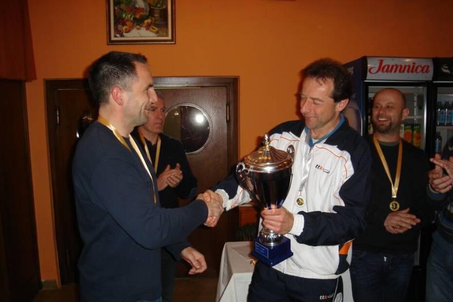 Igor Dobranović (TK Ližnjan) prima prijelazni pehar od Davora Brenka (desno, TK Banjole)