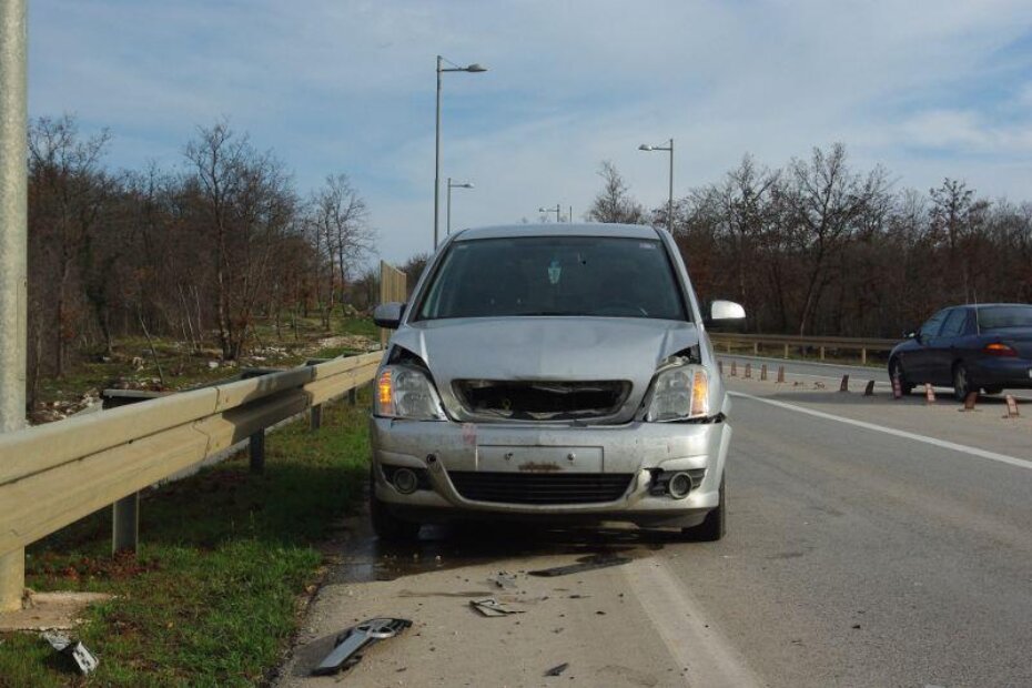 Corsa je odostraga udarila u Xsaru