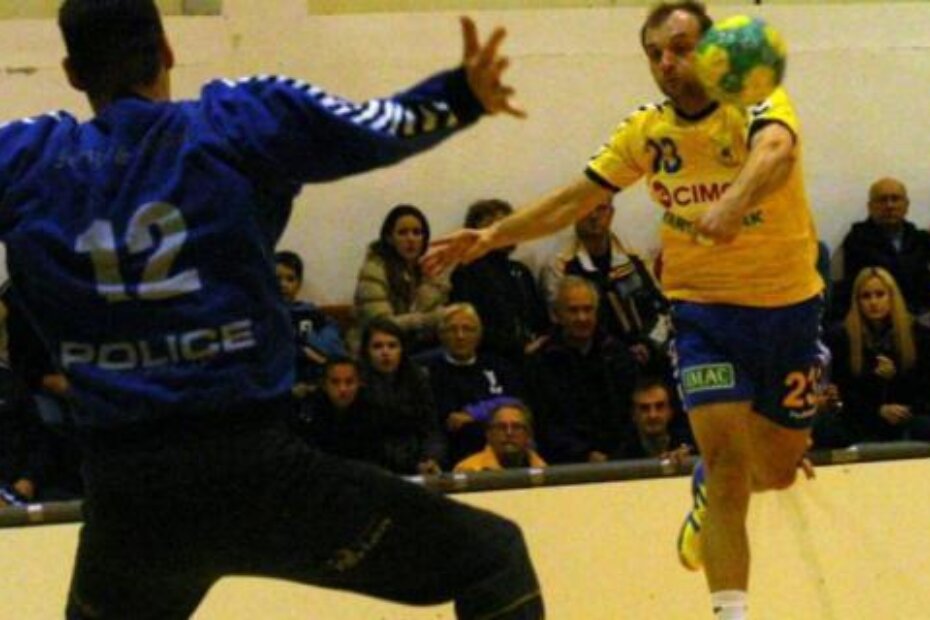 Ivan Vrkljan (Buzet) pokušava svladati Tomislava Sladoljeva (Poreč) (S. ŽULIĆ)