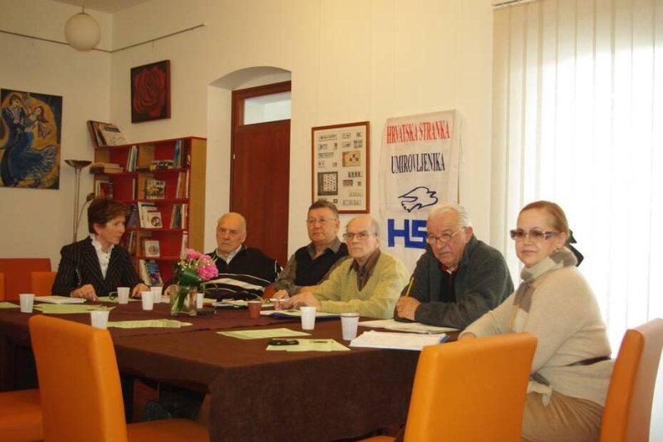 Branka Velić, dr. Nino Basanić, Mario Ritoša, Antun Tomičić, Oreste Cossetto i Anđelka Prekalj na konferenciji za medije u Klubu umirovljenika Galija