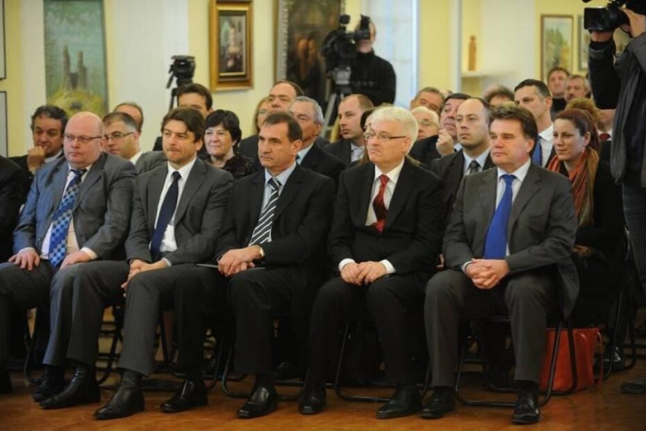 U prvom redu županijski i državni čelnici - Kozlevac, Lorencin, Stazić, Josipović i Jakovčić