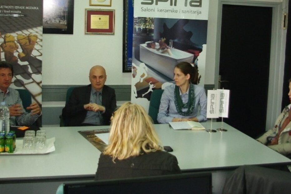 Glavni organizator Dean Jovićević, direktor TZ Poreč Nenad Velenik, Ivana Vujasinović (Špina) i dr. sc. Elena Uljančić Vekić, ravnateljica Zavičajnog muzeja Poreštine na konferenciji za madije