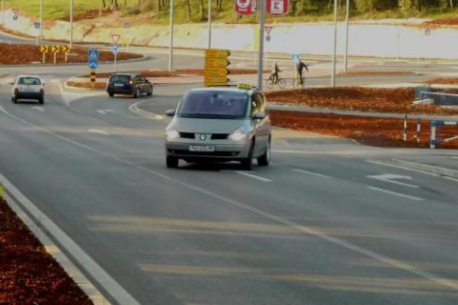 Preko pune linije prilikom izlaska s novog prilaza Žatiki (G. P.)