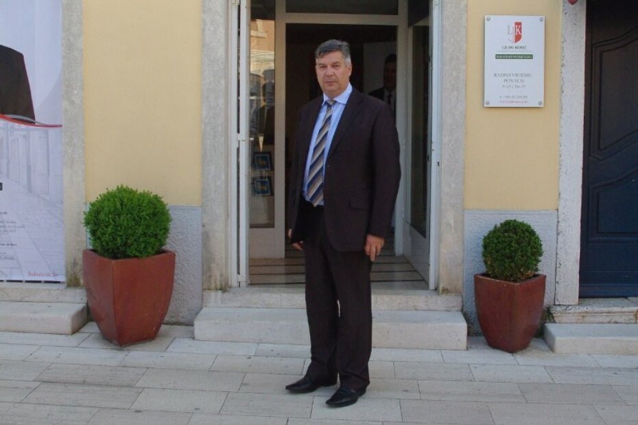 Kandidat za gradonačelnika Rodoljub Kosić ispred svog izbornog stožera i info punkta na Trgu slobode u Poreču