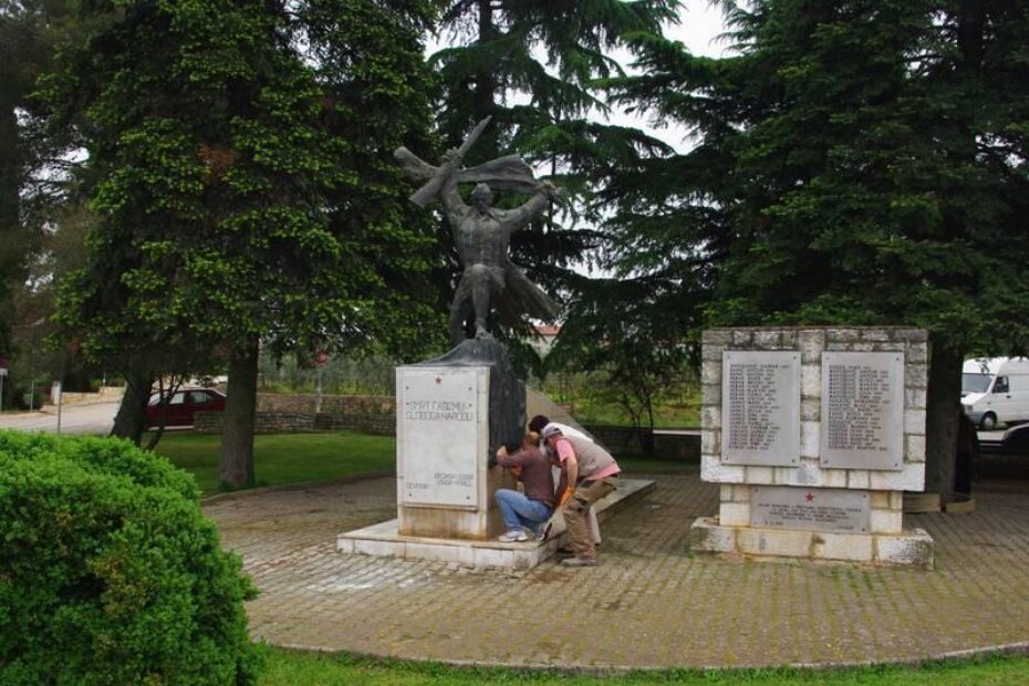 "Ekipa za završne radove" SDP-a Sv. Lovreča dovršavala je uređenje spomenika palim borcima neposredno prije konferencije za medije