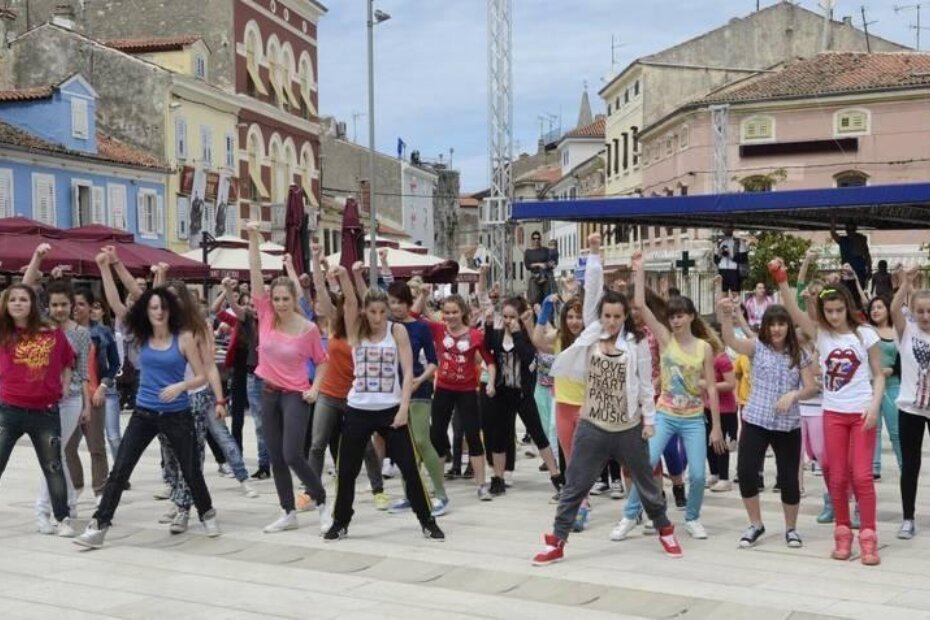 Flash mob na porečkom Trgu slobode (J. PREKALJ)