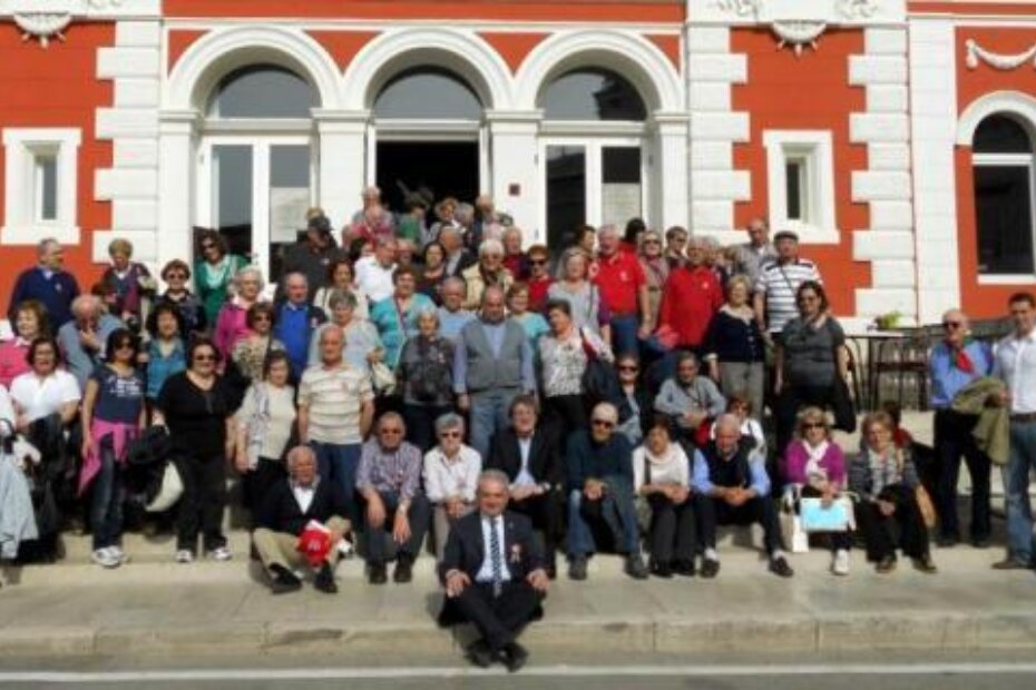 Zajednička fotografija ispred gradskog kazališta za uspomenu