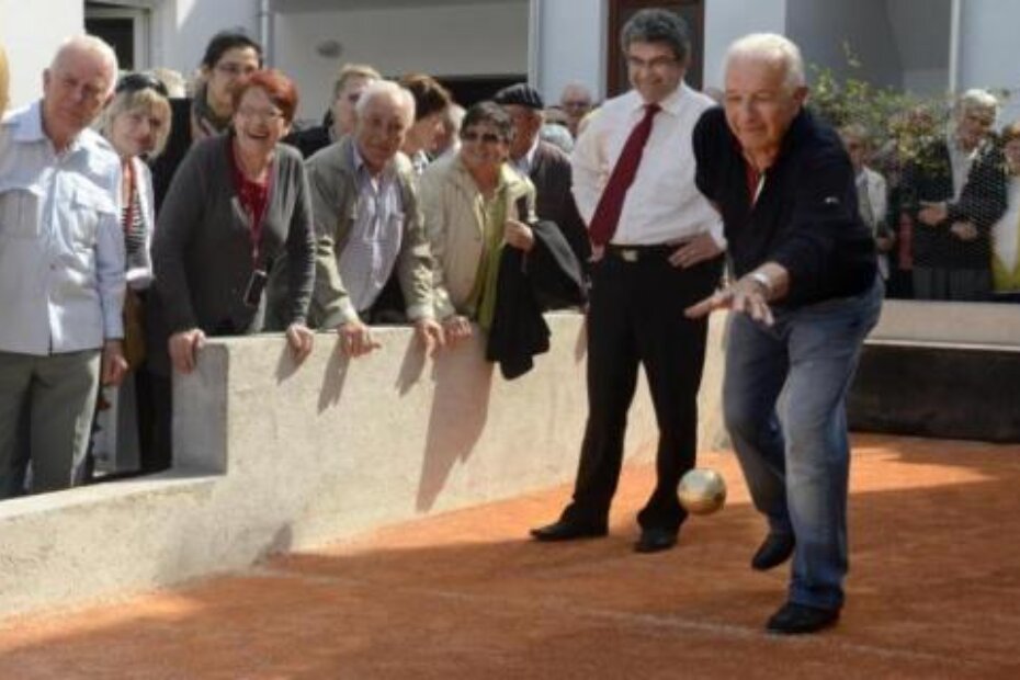 Oreste Cosetto bacio prvu boću na obnovljenom boćalištu u Poreču (J. PREKALJ)