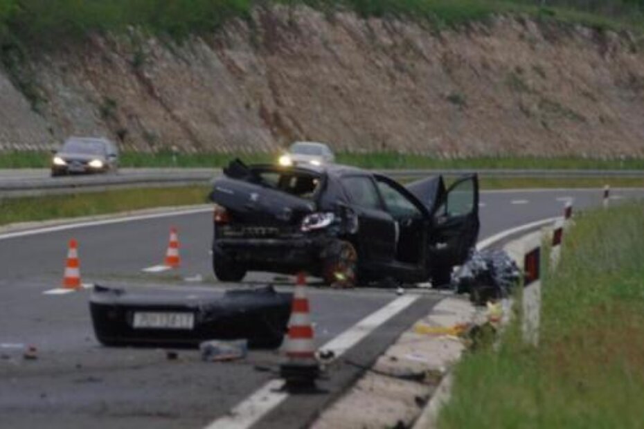 Peugeot je nakon kočenja i proklizavanja prešao pedesetak metara te udario u zaštitnu ogradu (M. SARDELIN)