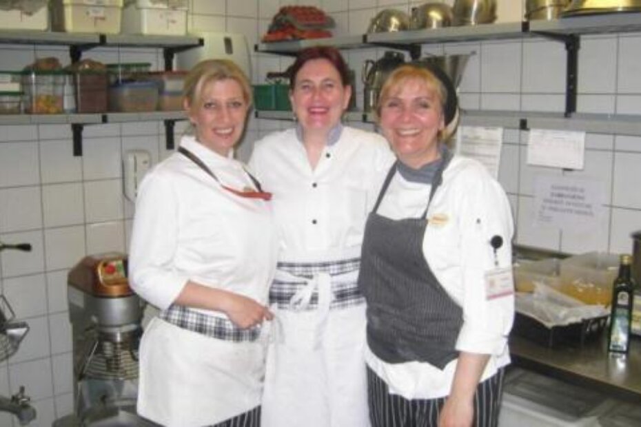 Doris Cerin (u sredini) s dijelom osoblja restorana Chameleon