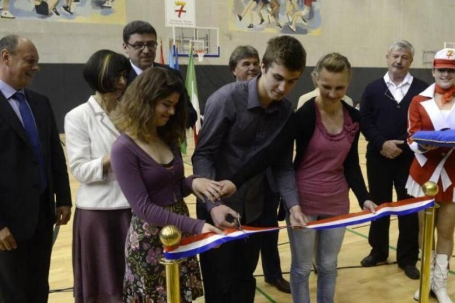 Vrpcu su prerezali Alessia Petrović, Karlo Ivan Prpić i Kristina Drandić