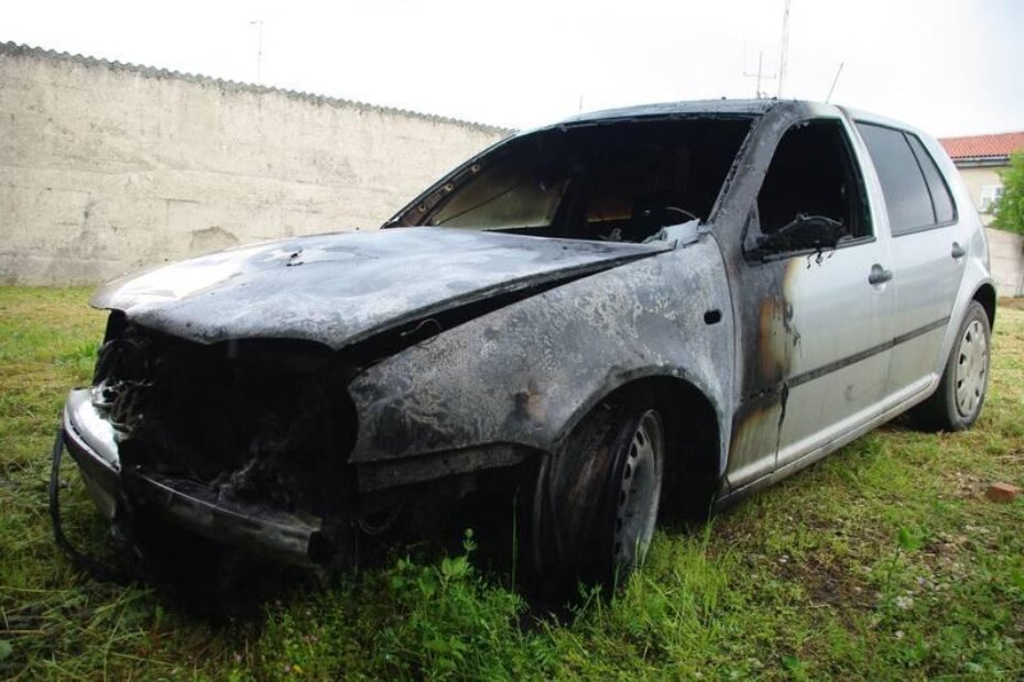 Prednji dio vozila i unutrašnjost potpuno su izgorjeli