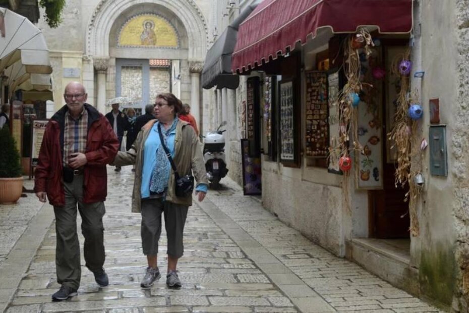 Turisti ispred Eufrazijeve bazilike (Jelena PREKALJ)