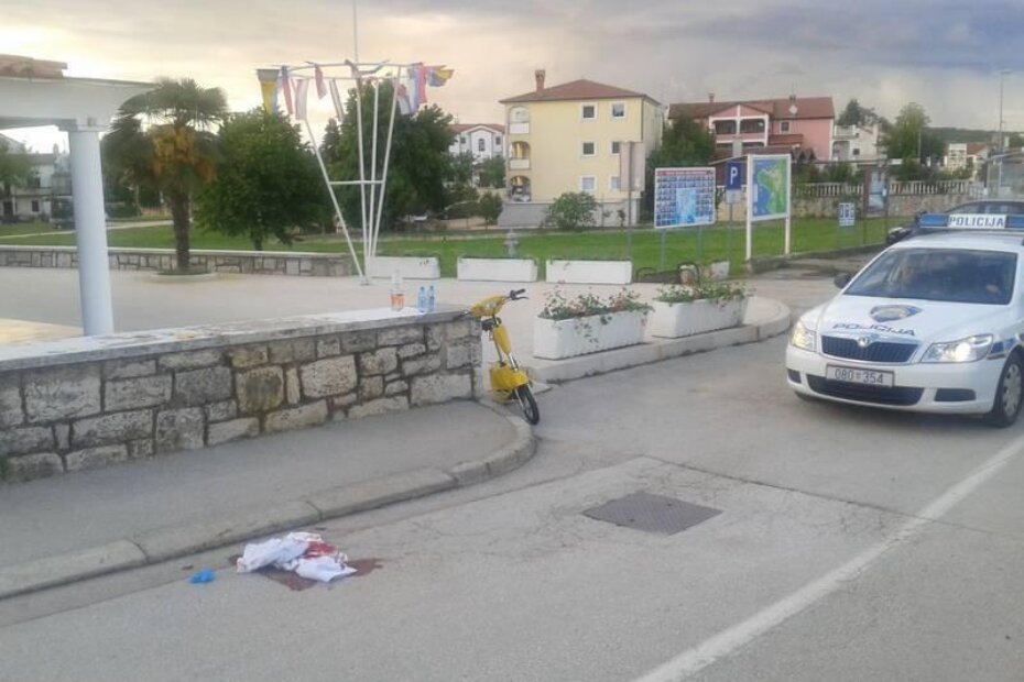 Tragovi krvi i pružanja prve pomoći unesrećenoj