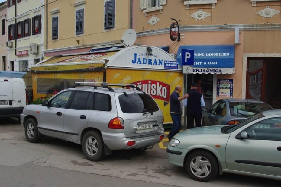 Dva vozila zatvaraju osobu s invaliditetom