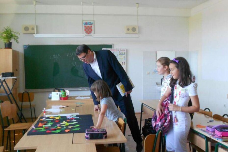 Ministar Željko Jovanović tijekom posjeta Osnovnoj školi Vladimira Nazora