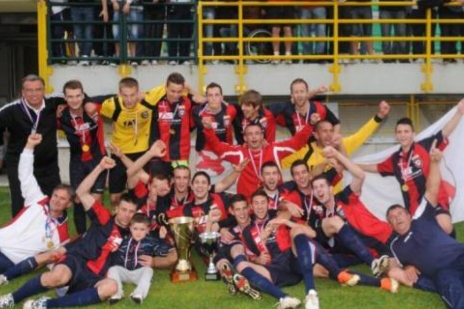 Nogometaši Novigrada podijelili su radost sa svojim navijačima