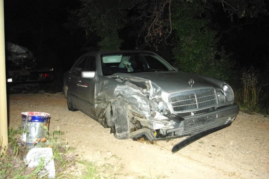 Teško oštećeni Mercedes