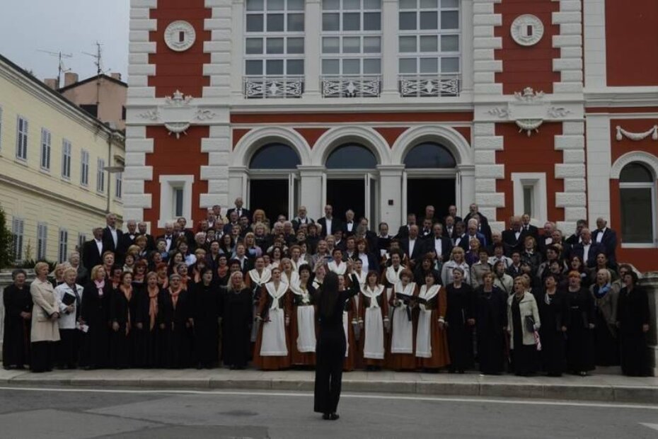 Zborovi pred porečkim kazalištem (J. PREKALJ)