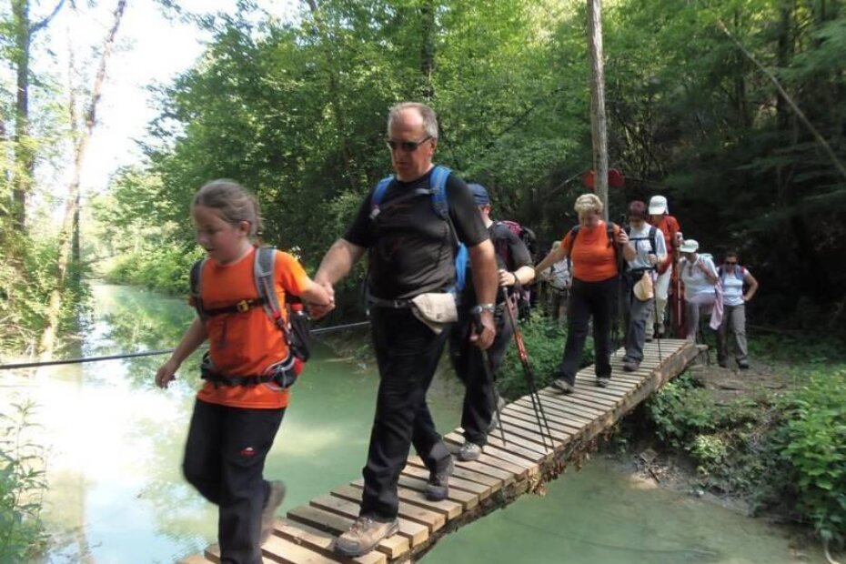 Staza sedam slapova većim dijelom vodi uz Mirnu i pritoke - prelazak rijeke preko Komarovog mosta