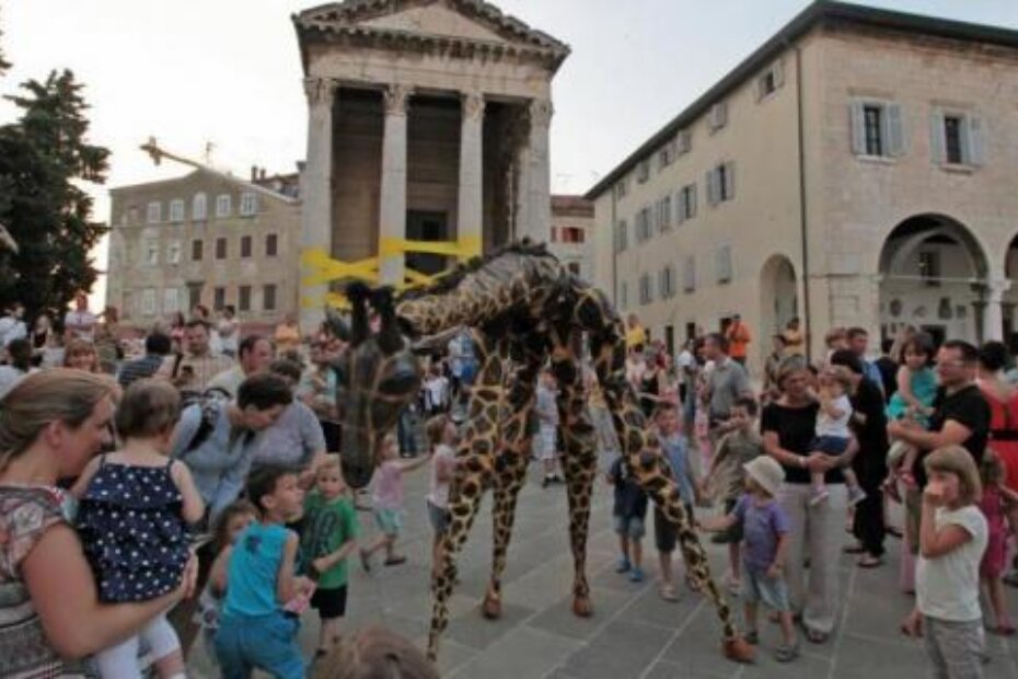 Djecu su oduševile žirafe koje su stigle na Forum