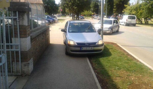 Prometni kaos tek počinje: parkirao na travi na metar od zgrade Policije