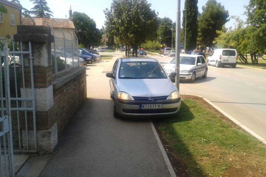 Ovaj gospodin iz Srbije vjerojatno je, poučen primjerom domaćih vozača, malo parkirao na zelenoj površini, pred zgradom Policije, ostavivši da se kraj njegovog vozila pješaci provlače.