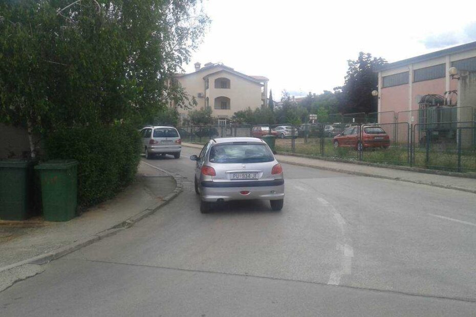 Početak Ulice Stipe Rajka - standardno: u zavoju, na punoj liniji, na raskrižju.