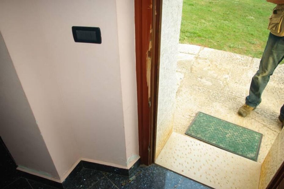 Vrata su razvaljena metalnom šipkom