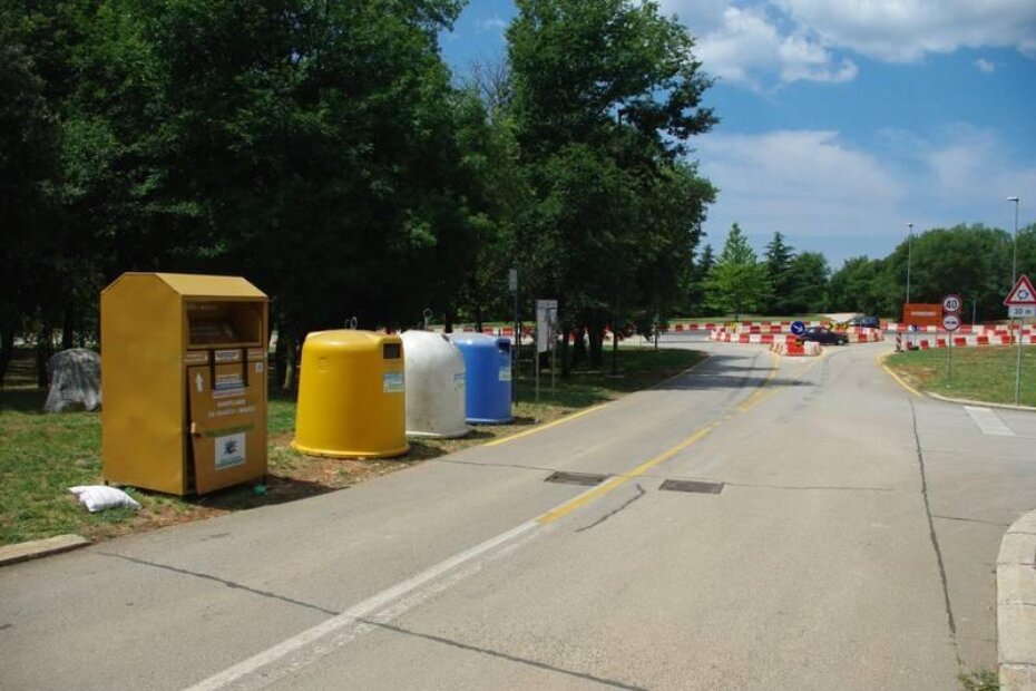 Kontejner za odjeću smješten je kraj onih za reciklažu otpada