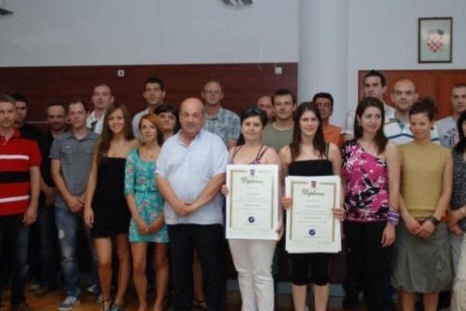 Dobitnici majstorskih diploma s predsjednikom Komore Mariom Paliskom