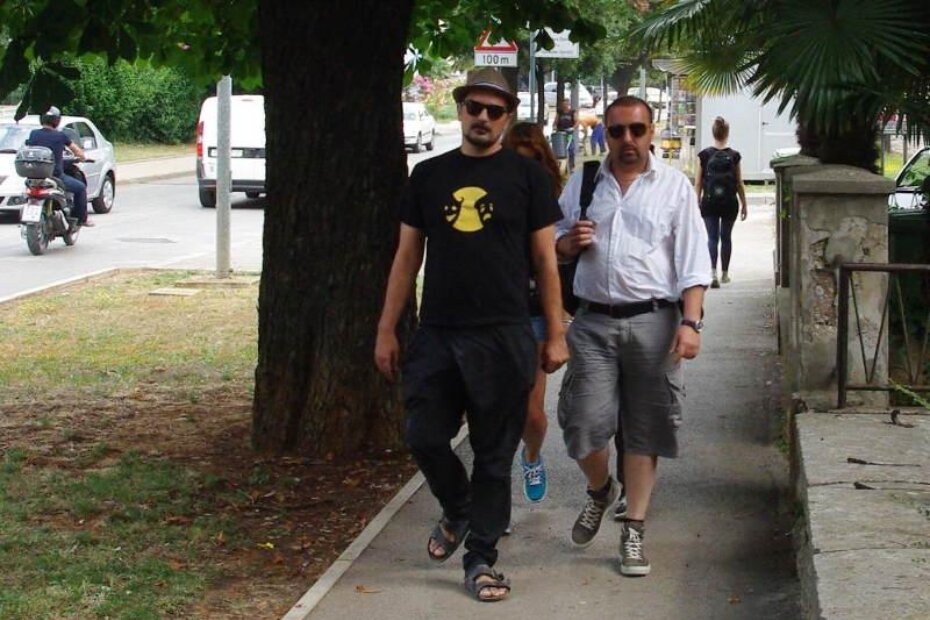 Alexandra  Condeescu i Ana Bulajić Črček na dolasku pred prekršajni sud skrivale su se od fotoaparata iza glumca Leona Lučeva i još jednog muškarca