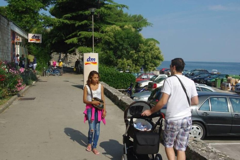 Djevojka je pred DM-om prišla nekolicini prolaznika, a kad je vidjela da fotografiramo, promijenila je lokaciju