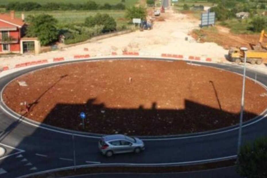 Na novom rotoru postavljaju se završni slojevi asfalta (M. GAVRAN)