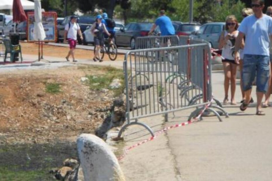Željezna ograda uz urušeni dio šetnice na Peškeri postavljena je - danas (V. HABEREITER)