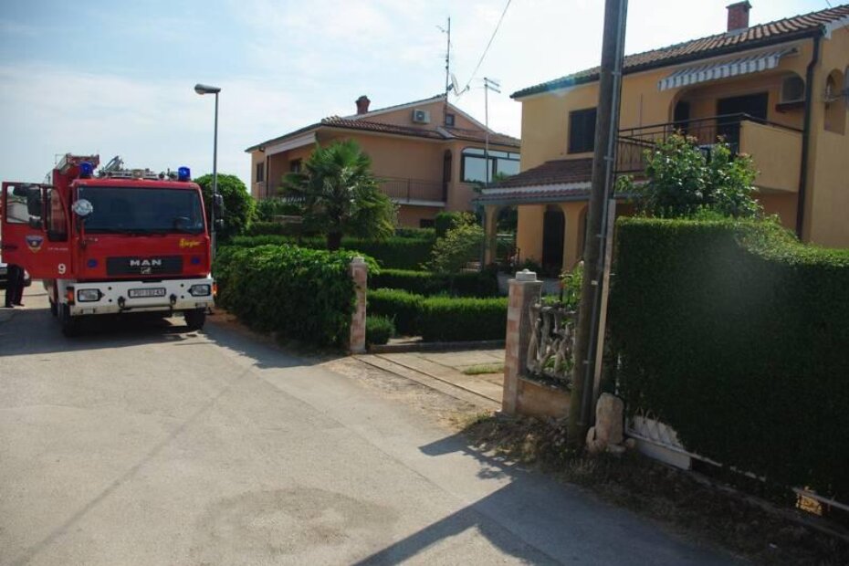 Peugeot je najprije udario u metalnu dvorišnu ogradu sa desne strane i srušio je