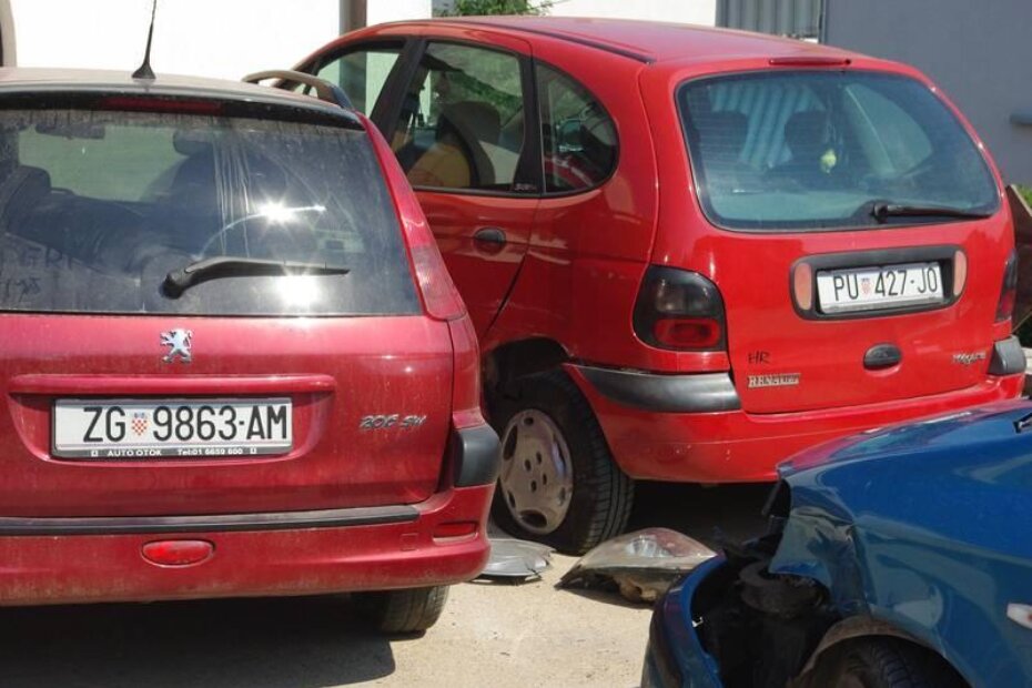 Nakon razbijanja ograde, Peugeot je skrenuo ulijevo na parkiralište pred marketom i udario u dva parakirana vozila