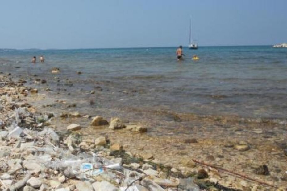 Plaža pusta zbog smeća, kupači 'odselili'