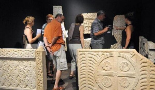 Britanci hvale Lone, Lapidarium i Juru Granda
