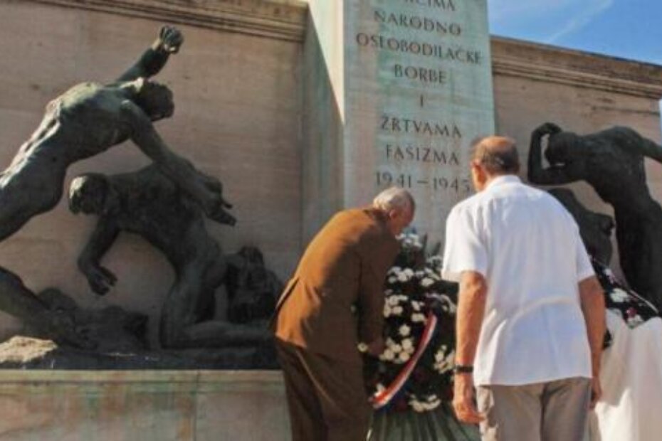 Polaganje vijenaca u Titovom parku (D. MEMEDOVIĆ)