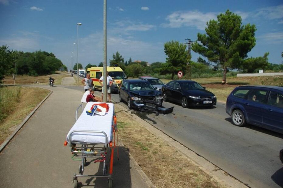 U nesreći je ozlijeđena suvozačica u Mercedesu