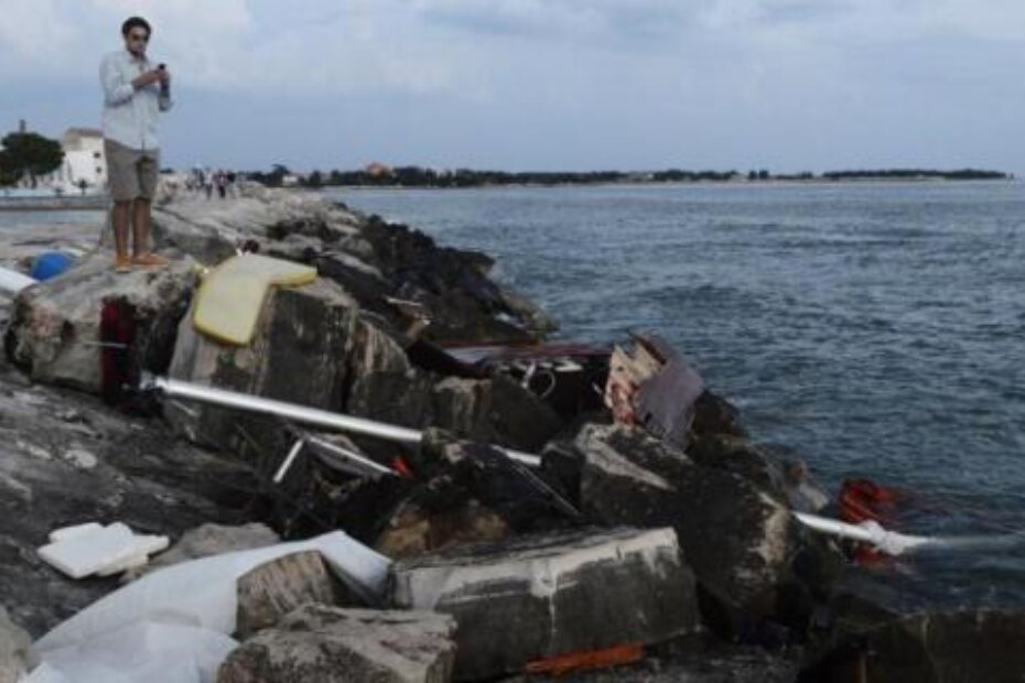 Predmeti iz nasukane jedrilice uz umaški lukobran (J. PREKALJ)