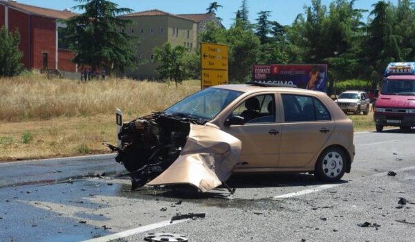 Sv. Lovreč: tegljač gotovo prepolovio Škodu