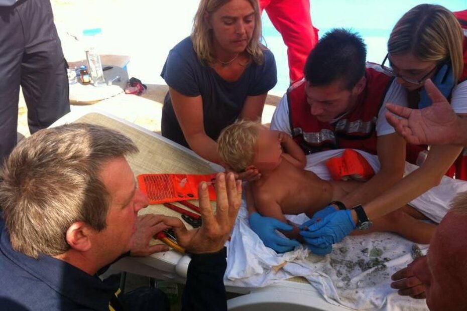 Porečki vatrogasci i djelatnici Zavoda za hitnu medicinu Poreč pružaju pomoć oslobođenom djetetu