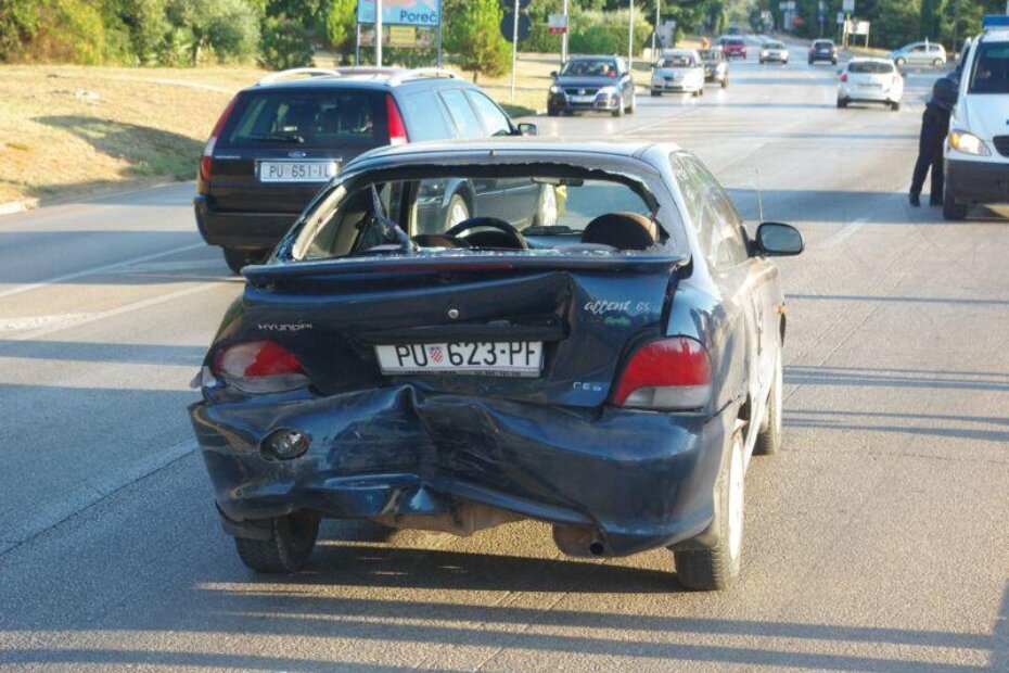 Hyundai accent bio je u blizini pješačkog prijelaza kad se u njega zabio Opel vectra